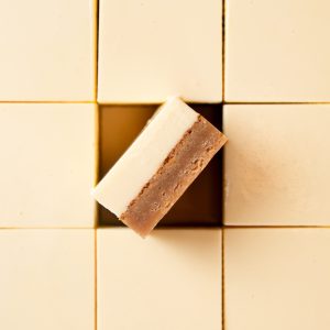 BLONDIE CON MOUSSE DE CHOCOLATE BLANCO