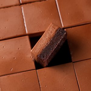 BROWNIE CON MOUSSE DE CHOCOLATE NEGRO